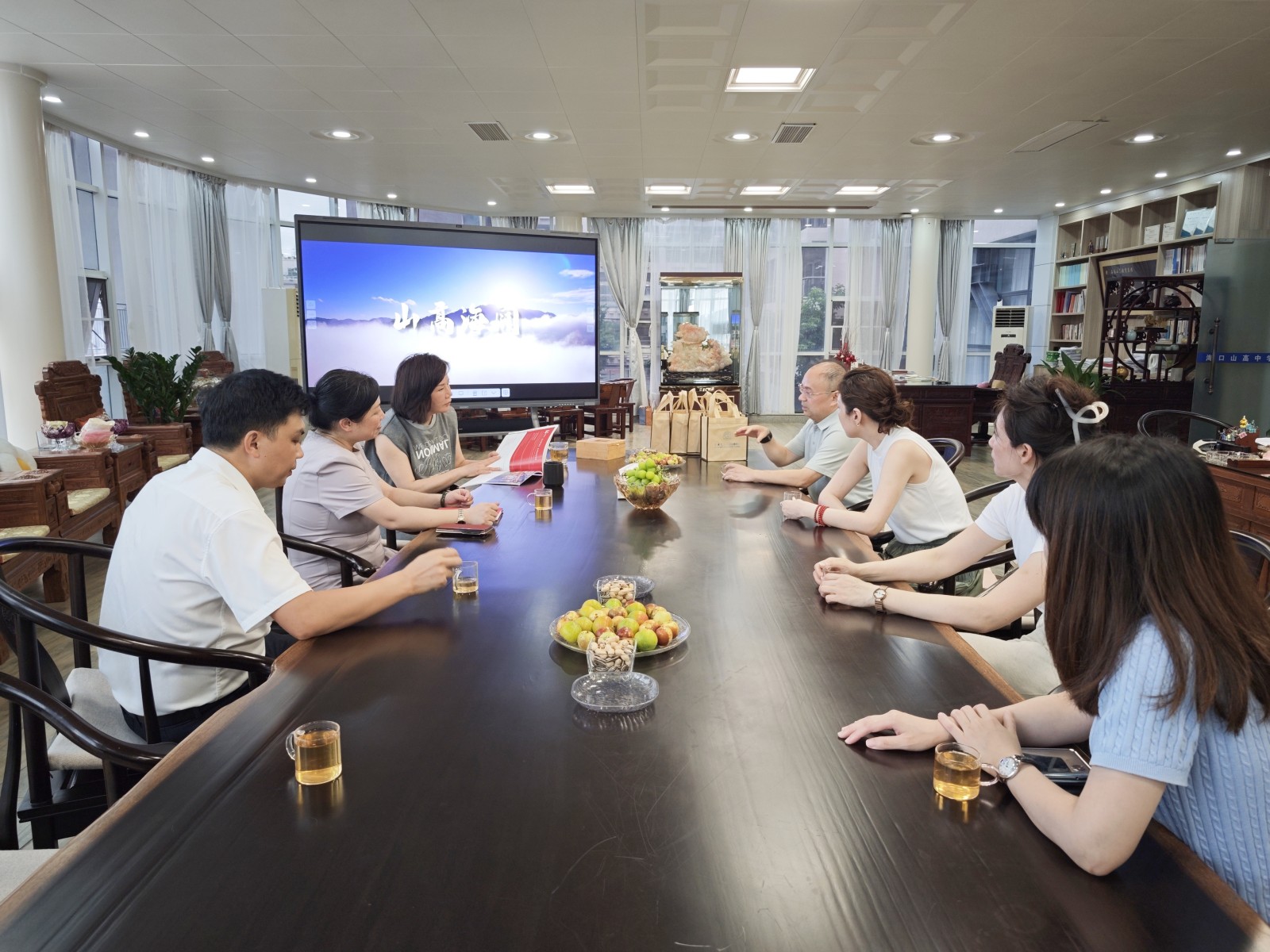 校際交流啟新程，共話教育謀發(fā)展——吉林大學(xué)萊姆頓學(xué)院代表蒞臨?？谏礁咧袑W(xué)參觀交流