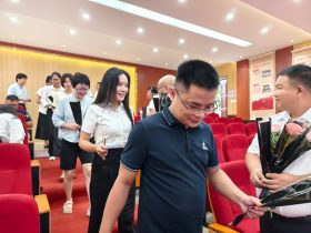 逐光同行，共啟新程——海口山高中學(xué)舉行2025年秋季新教師、新職工入Jia儀式