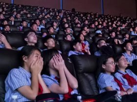 銘記歷史傷痛，傳承愛(ài)國(guó)薪火！我校組織七年級(jí)學(xué)子觀看愛(ài)國(guó)主義電影《731》